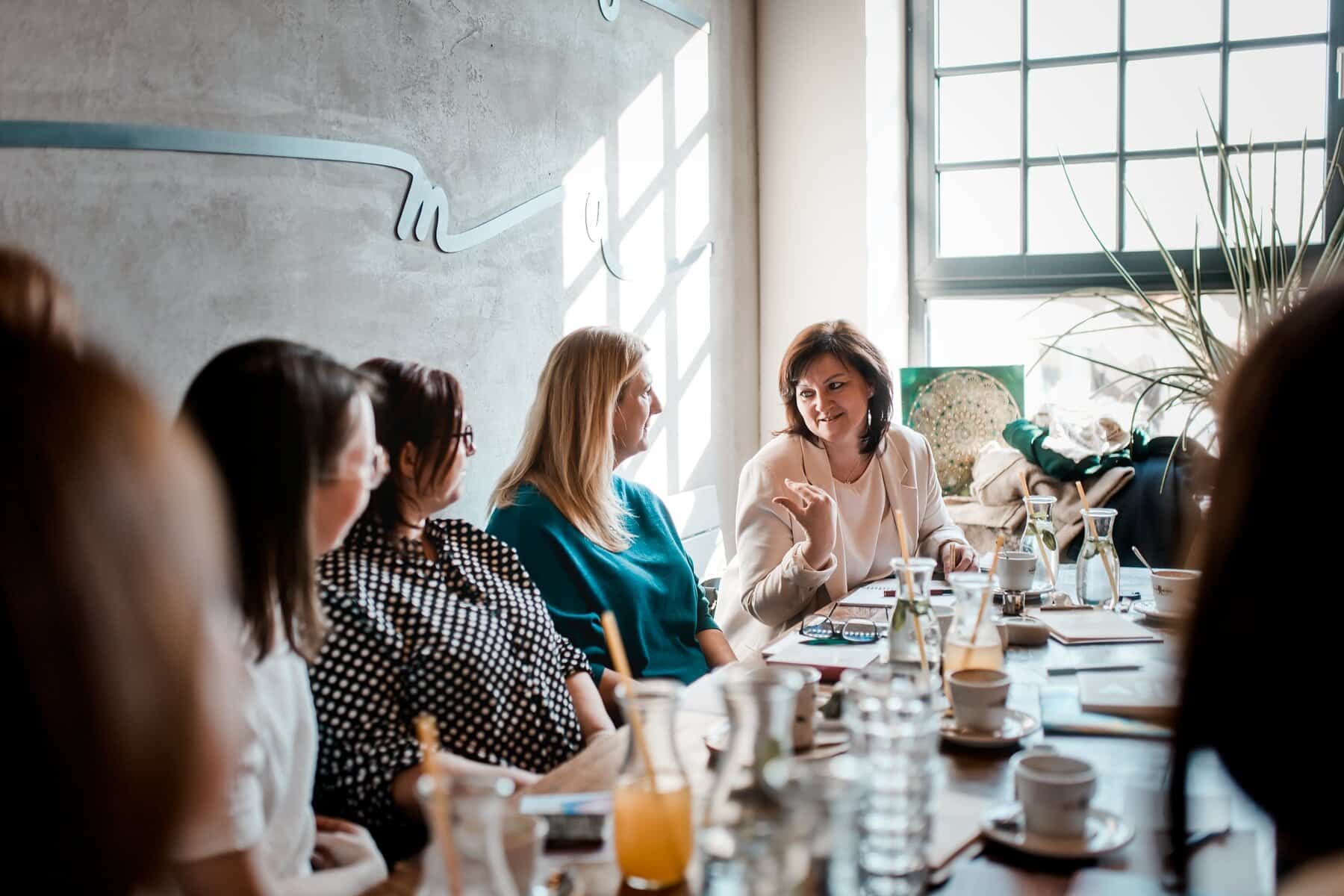 setkání žen v kavárně na networkingu